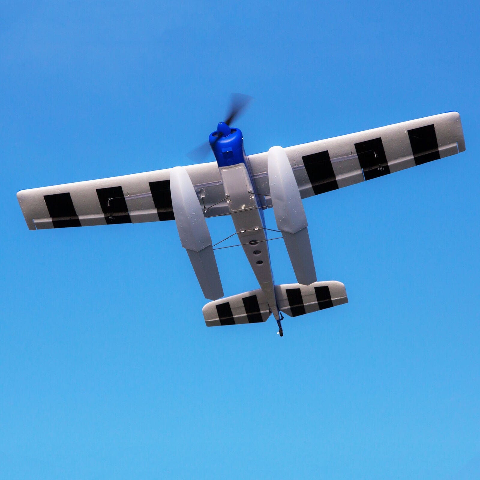 [Havada] E-Flite Valiant 1.3m BNF Basic - Alttan çekim, kanat yapısı ve iniş takımı görünüyor