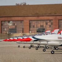 [Dış] E-flite F-16 Thunderbirds 70mm EDF - Pistte yan görünüm, hangar önünde dizi halinde