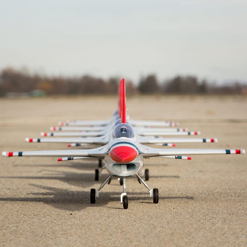 [Dış] E-flite F-16 Thunderbirds 70mm EDF - Önden görünüm, pistte dizi halinde