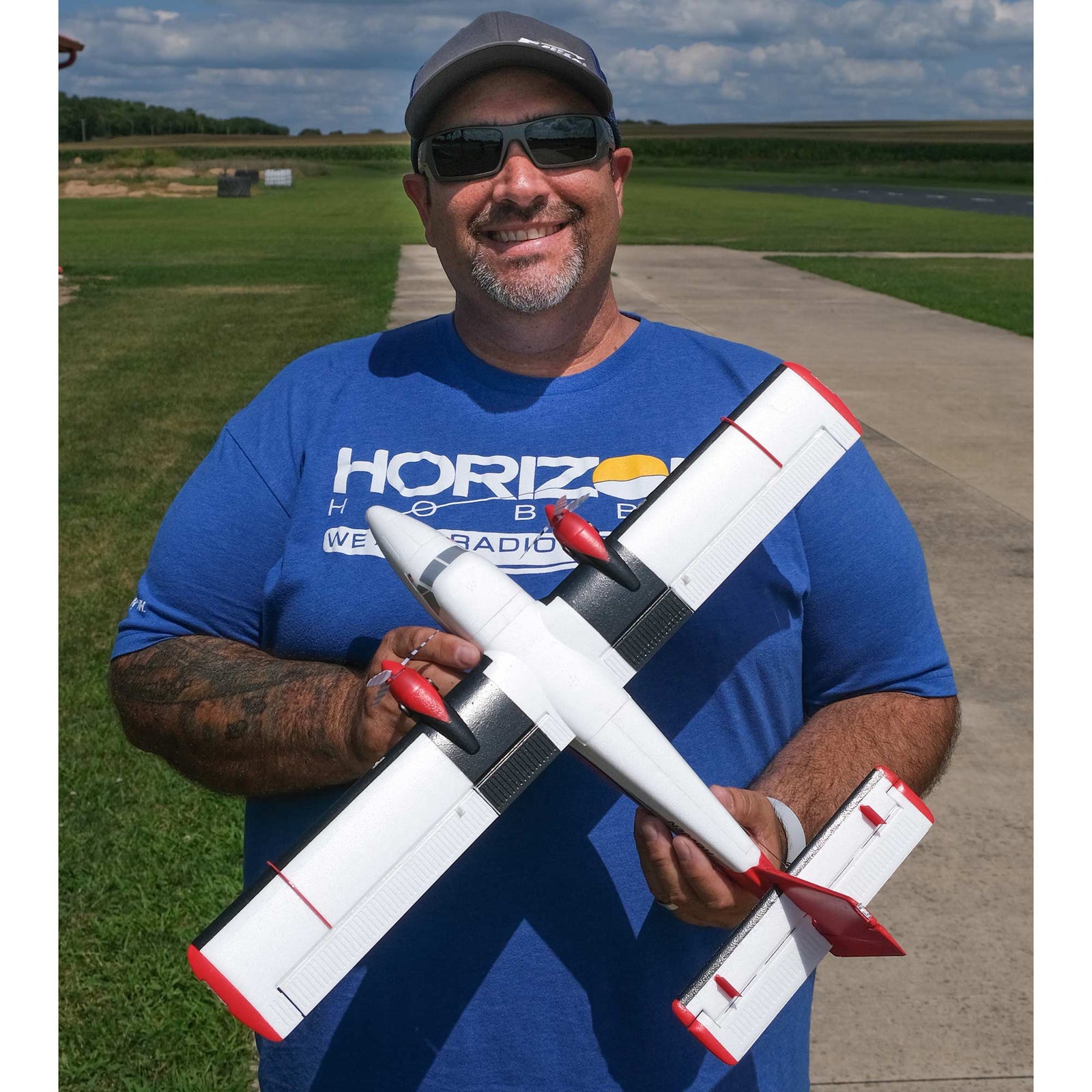 [Boyut] E-Flite UMX Twin Otter BNF Basic - Pilotun elinde boyut karşılaştırması