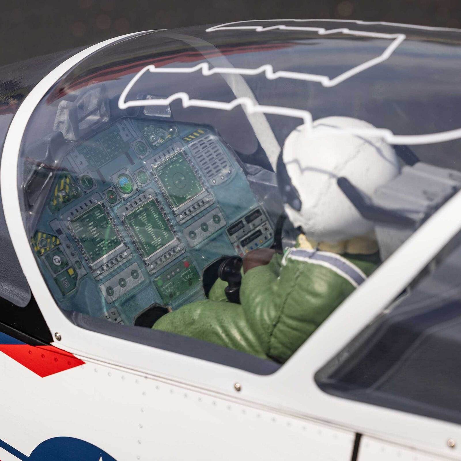 [Detay] Hangar 9 Hawk T-45 ARF - Kokpit içi gösterge paneli ve pilot figürü yakından