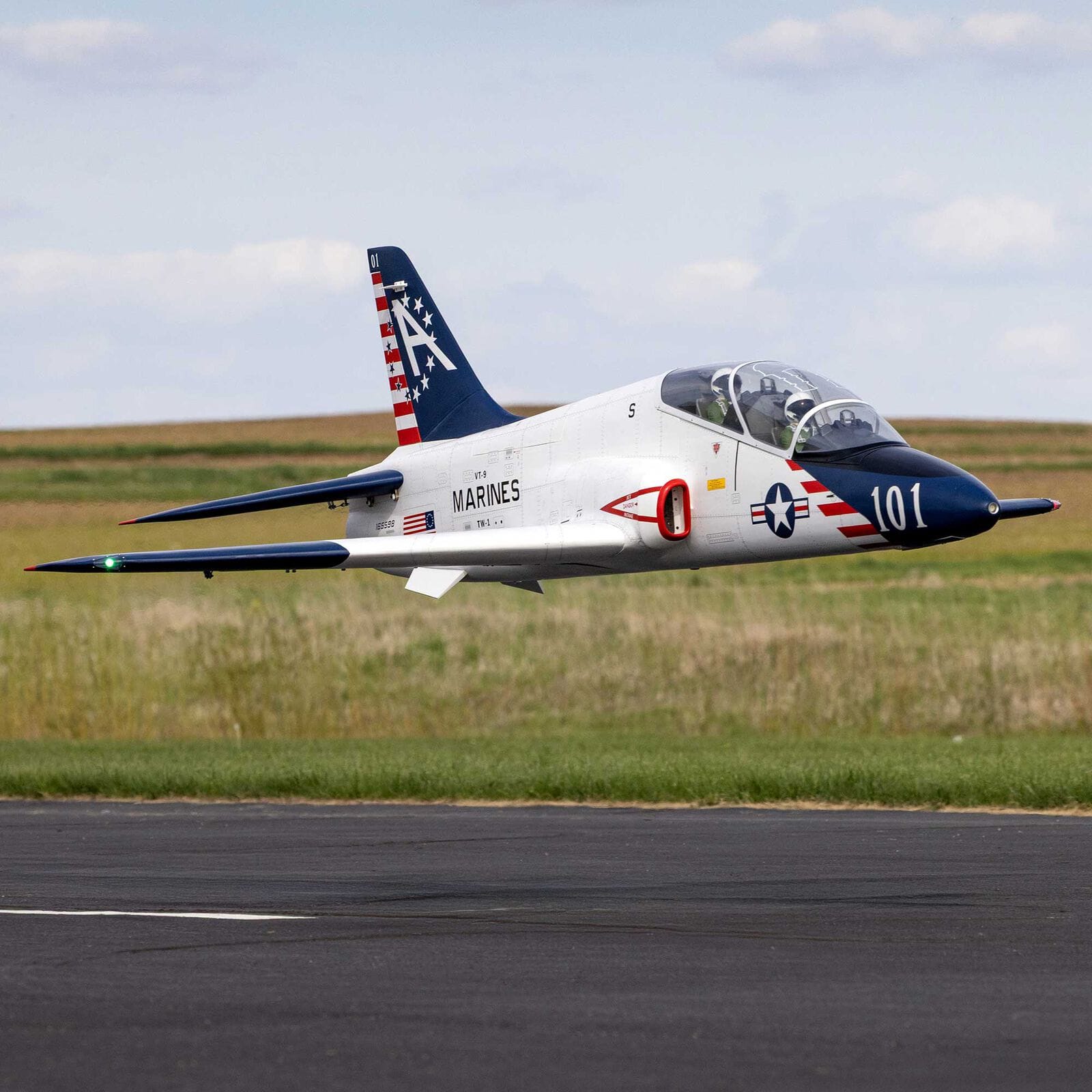 [Havada] Hangar 9 Hawk T-45 ARF - Pistte taksi, yandan görünüm