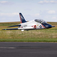 [Havada] Hangar 9 Hawk T-45 ARF - Pistte taksi, yandan görünüm