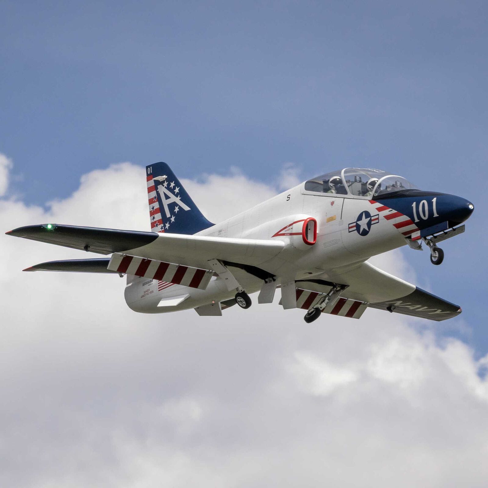 [Havada] Hangar 9 Hawk T-45 ARF - Bulutlu gökyüzünde uçuş, iniş takımı açık