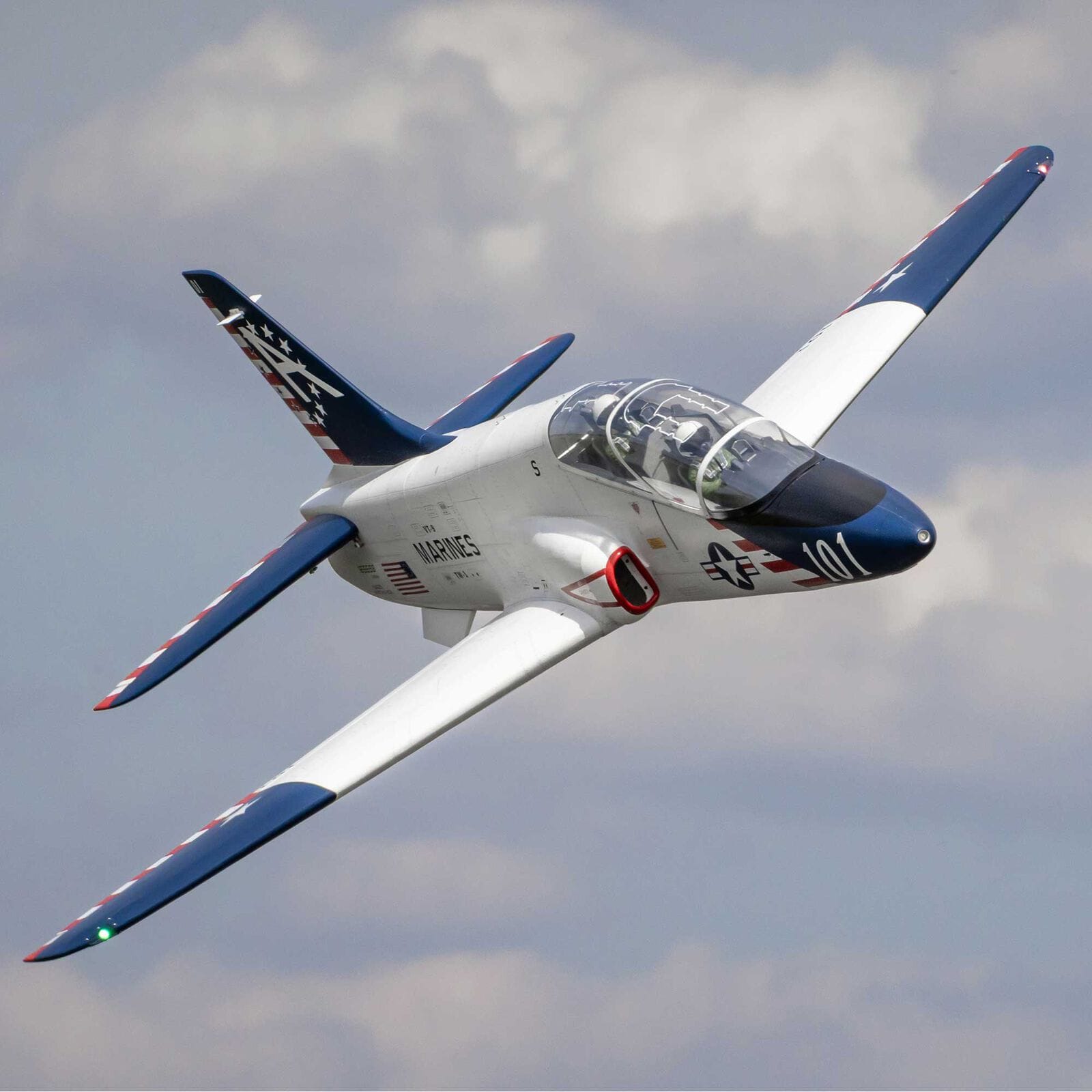 [Havada] Hangar 9 Hawk T-45 ARF - Bulutlu gökyüzünde uçuş, LED ışıkları görünür