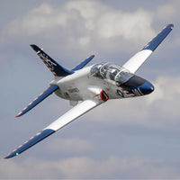 [Havada] Hangar 9 Hawk T-45 ARF - Bulutlu gökyüzünde uçuş, LED ışıkları görünür