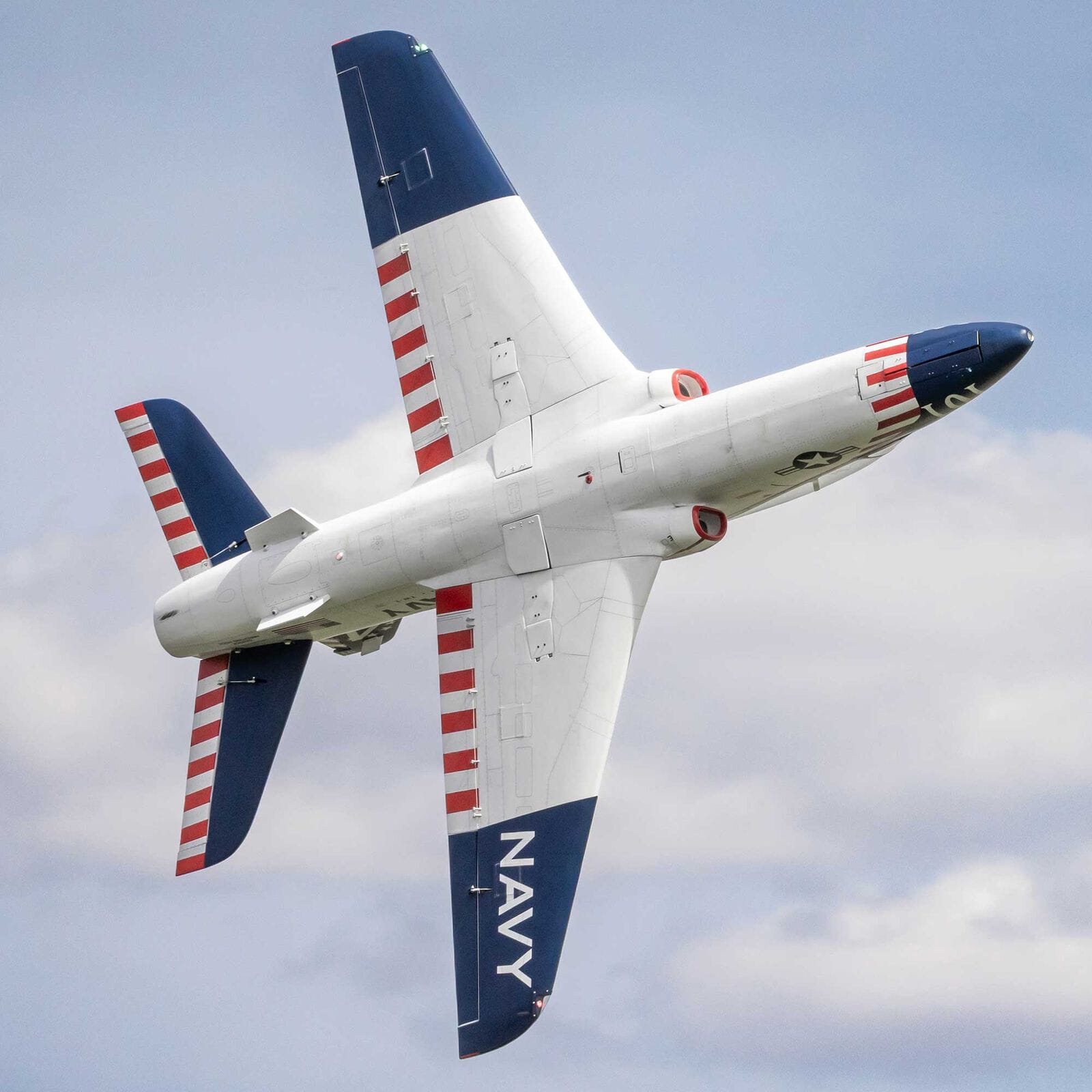 [Havada] Hangar 9 Hawk T-45 ARF - Alttan görünüm, dalış manevrası