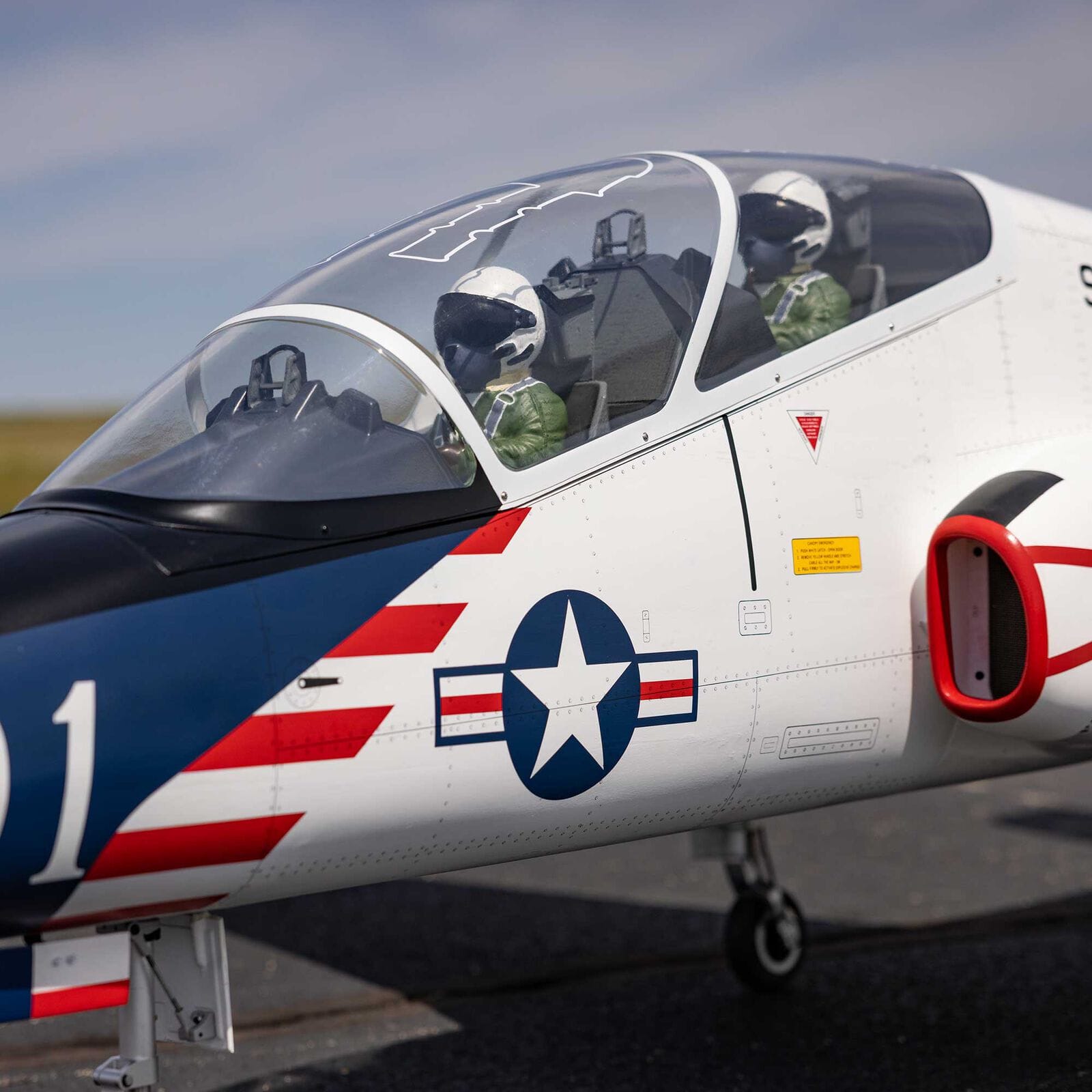 [Detay] Hangar 9 Hawk T-45 ARF - Kokpit ve pilot figürü yandan yakın çekim