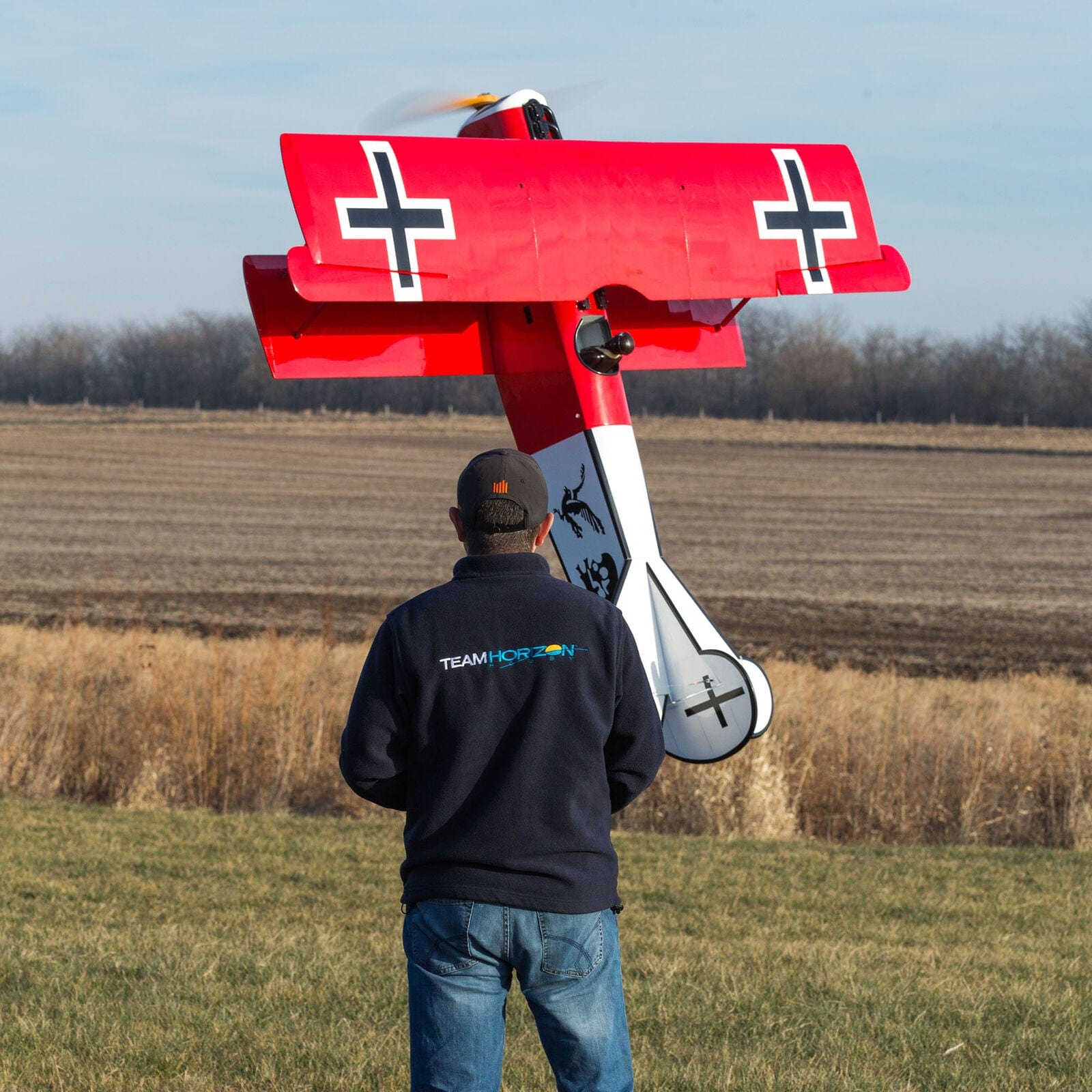 [Boyut] Fokker D.VII 87 inç ARF - Arkadan boyut karşılaştırması, pilot ile ölçek referansı