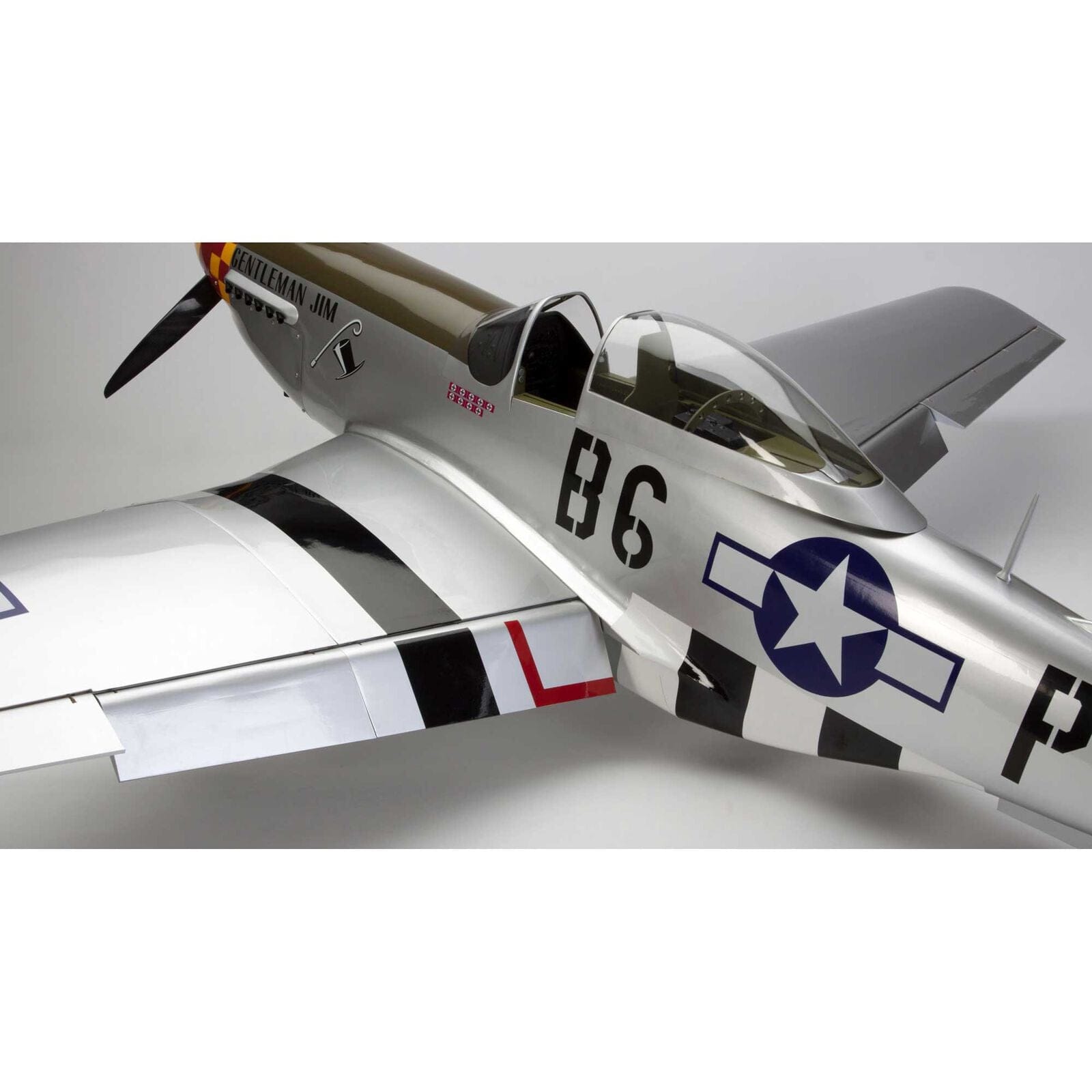 [Detay] Hangar 9 P-51D Mustang 60cc ARF 89" - kokpit bölgesi ve gövde işaretleri yakın çekim