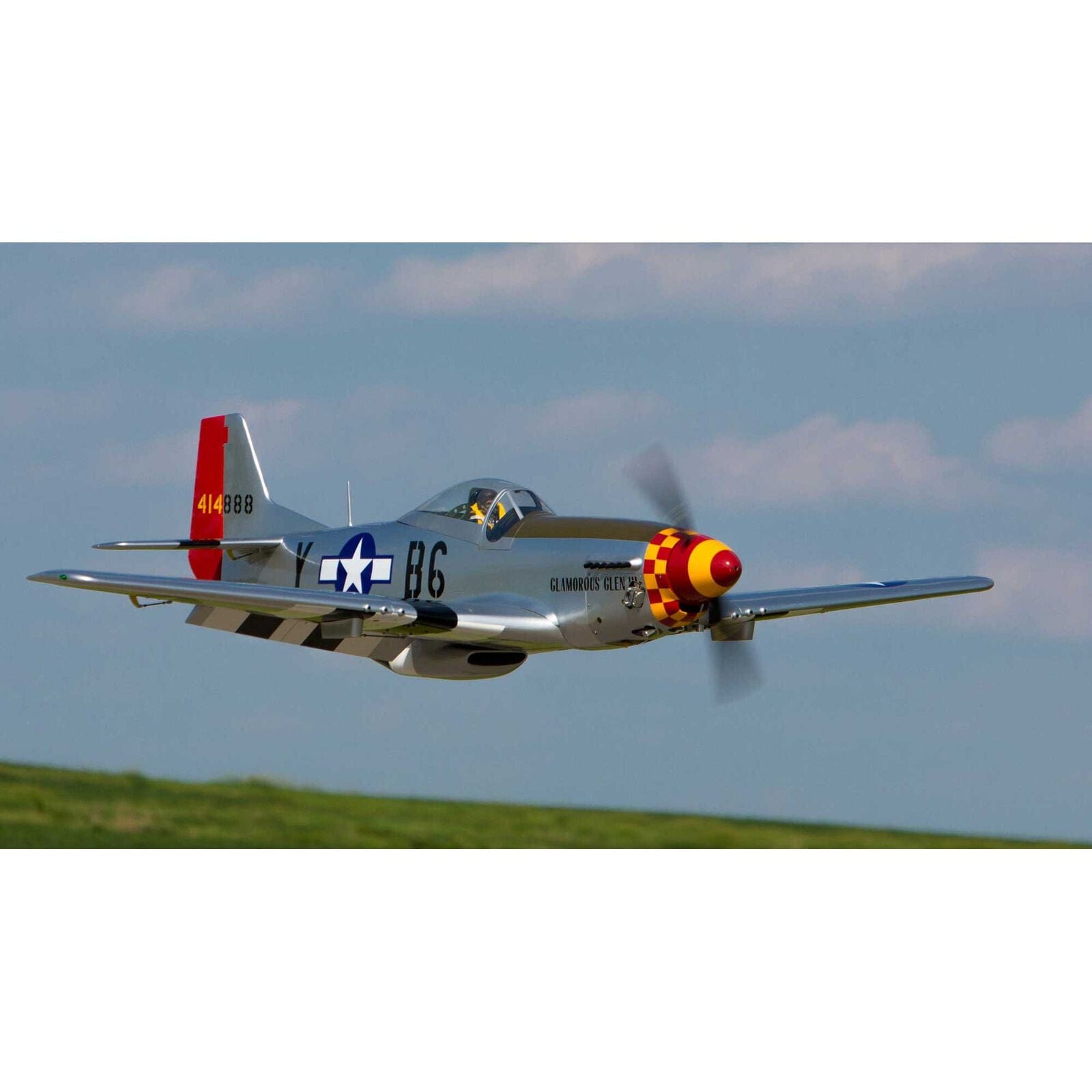[Havada] Hangar 9 P-51D Mustang 60cc ARF 89" - çim pist üzerinde alçak geçiş