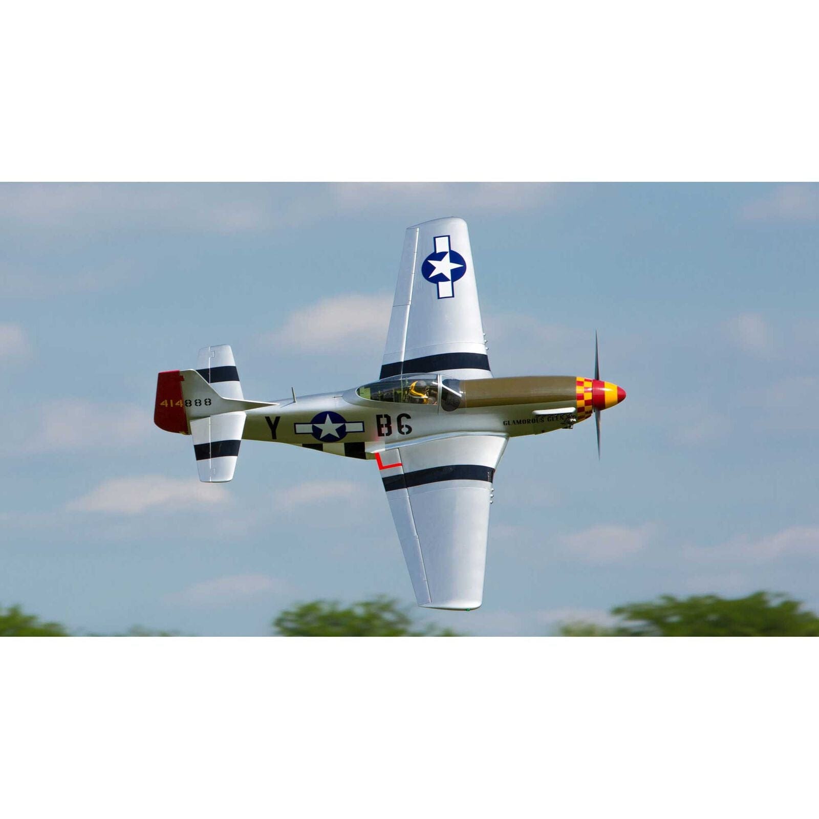 [Havada] Hangar 9 P-51D Mustang 60cc ARF 89" - gökyüzünde viraj, invasion çizgileri görünümü