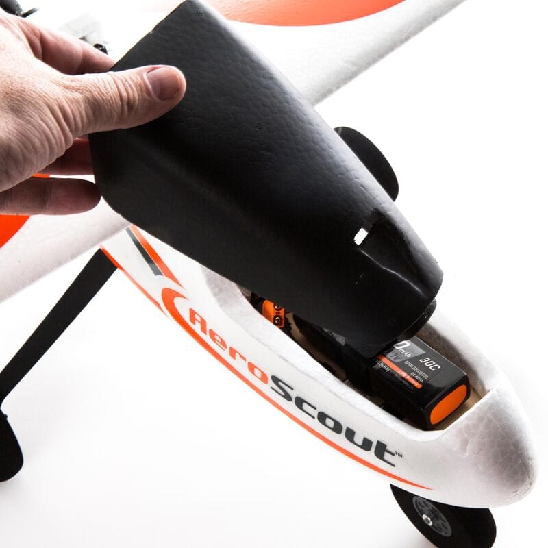 [Detay] HobbyZone AeroScout S 2 1.1m - Burun kapağı açık, batarya yuvası erişimi