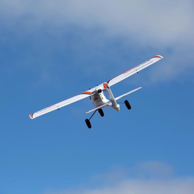 [Havada] HobbyZone AeroScout S 2 1.1m - Mavi gökyüzünde önden uçuş görünümü