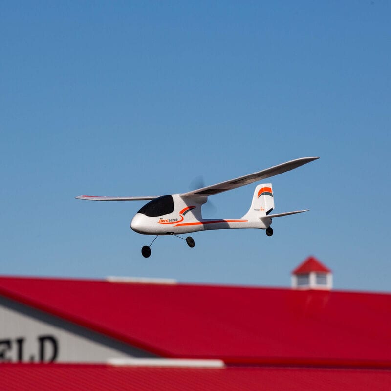 [Havada] HobbyZone Mini AeroScout RTF - Mavi gökyüzünde uçuş, alttan görüntüleme