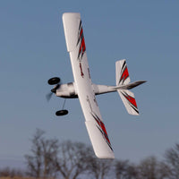 [Havada] HobbyZone Apprentice STOL S 700mm RTF - Viraj sırasında uçuş, ağaçlar arka planda