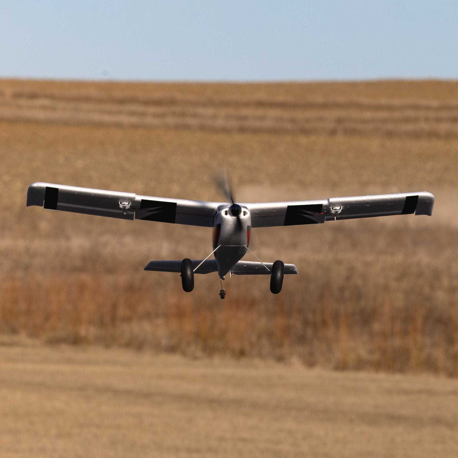 [Havada] HobbyZone Apprentice STOL S 700mm RTF - Önden yaklaşma, tarla üzerinde alçak uçuş
