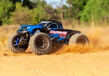 [Action] Traxxas Stampede 2S - mavi monster truck arazide toz kaldırarak hızlanma
