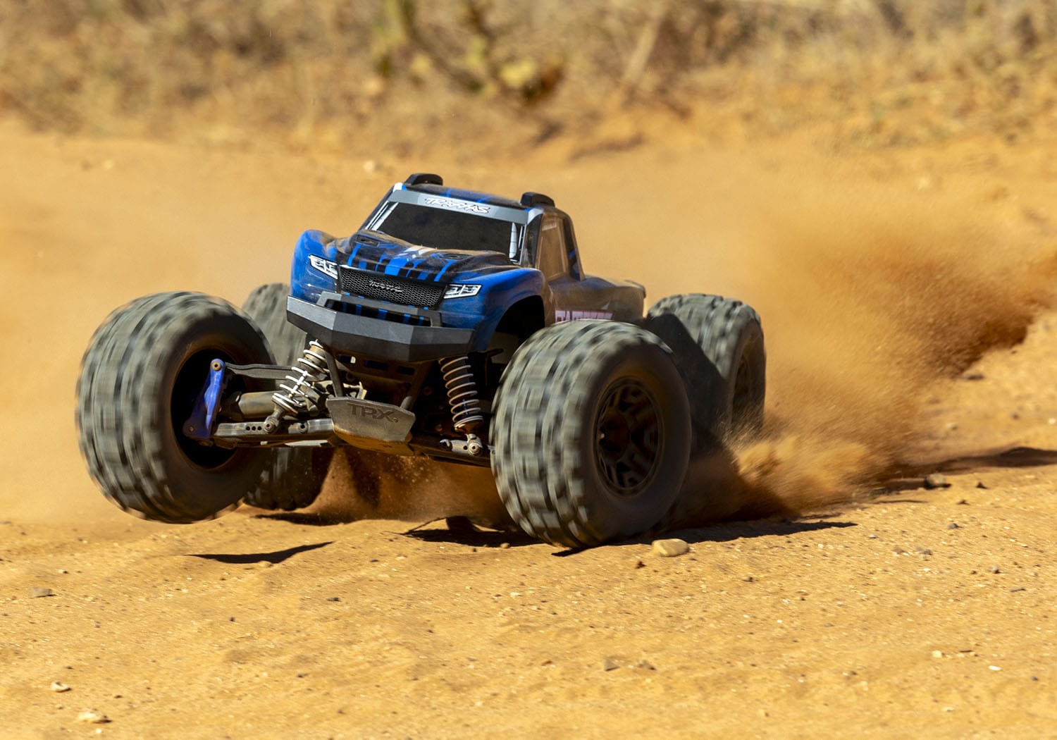 [Action] Traxxas Stampede 2S - mavi monster truck toprakta sürtme fren manevrası