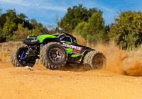 [Action] Traxxas Stampede 2S - yeşil monster truck toprak arazide toz savurarak hızlanma