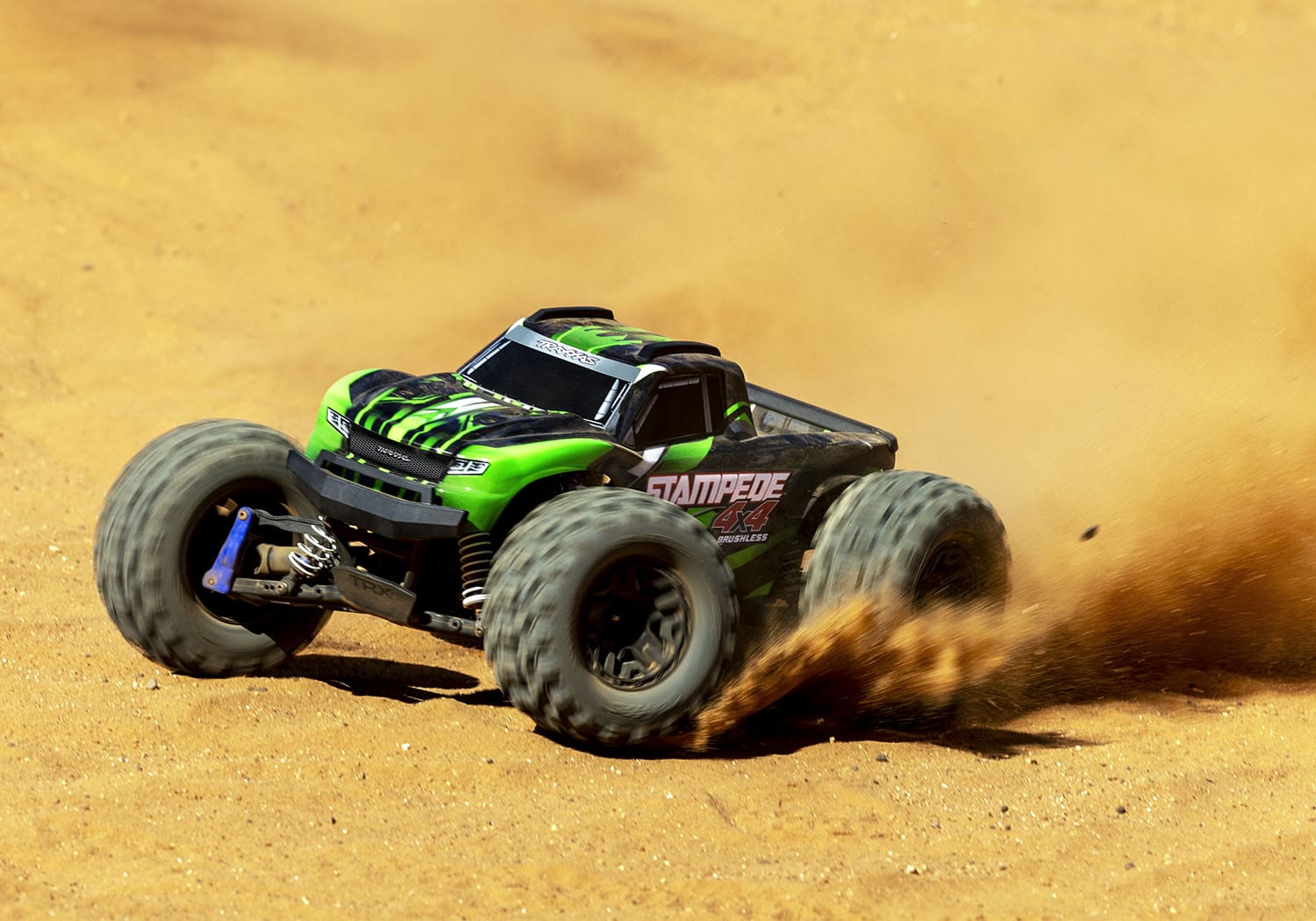 [Action] Traxxas Stampede 2S - yeşil monster truck arazide drift ve toz savurma