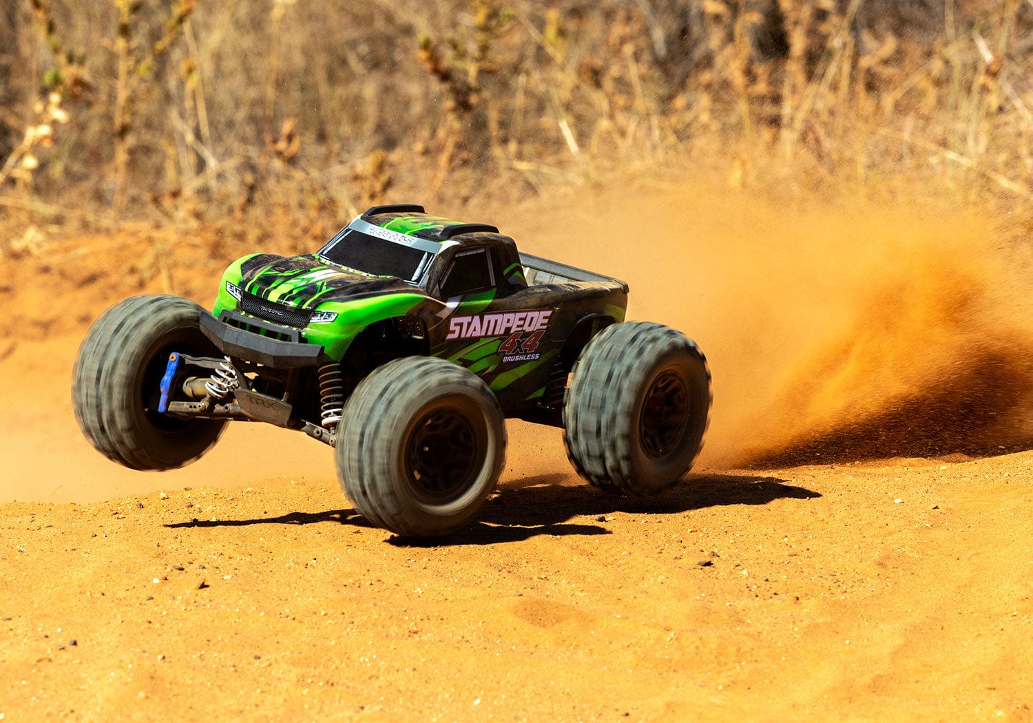[Action] Traxxas Stampede 2S - yeşil monster truck toprak yolda yüksek hız sürüş