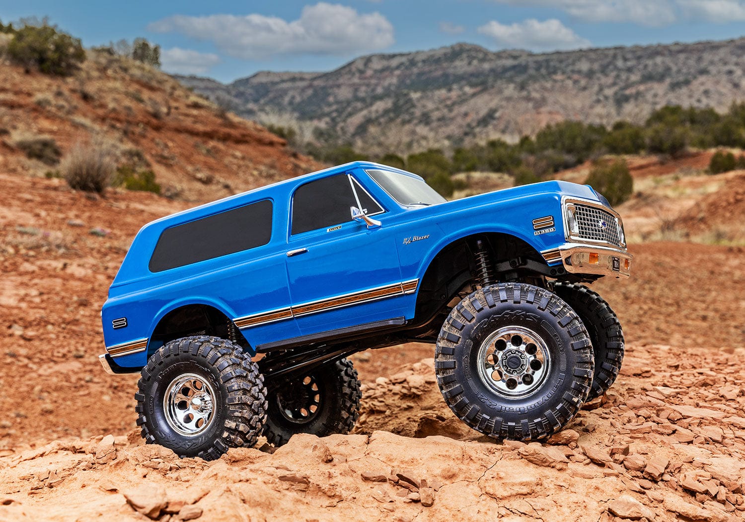 [Action] Traxxas K5 Blazer Combo - mavi gövde çölde yan görünüm