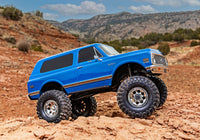 [Action] Traxxas K5 Blazer Combo - mavi gövde çölde yan görünüm