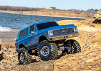 [Action] Traxxas K5 Blazer Combo - mavi gövde göl kıyısı kayalarında