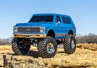 [Action] Traxxas K5 Blazer Combo - mavi gövde kaya üzerinde mavi gökyüzü