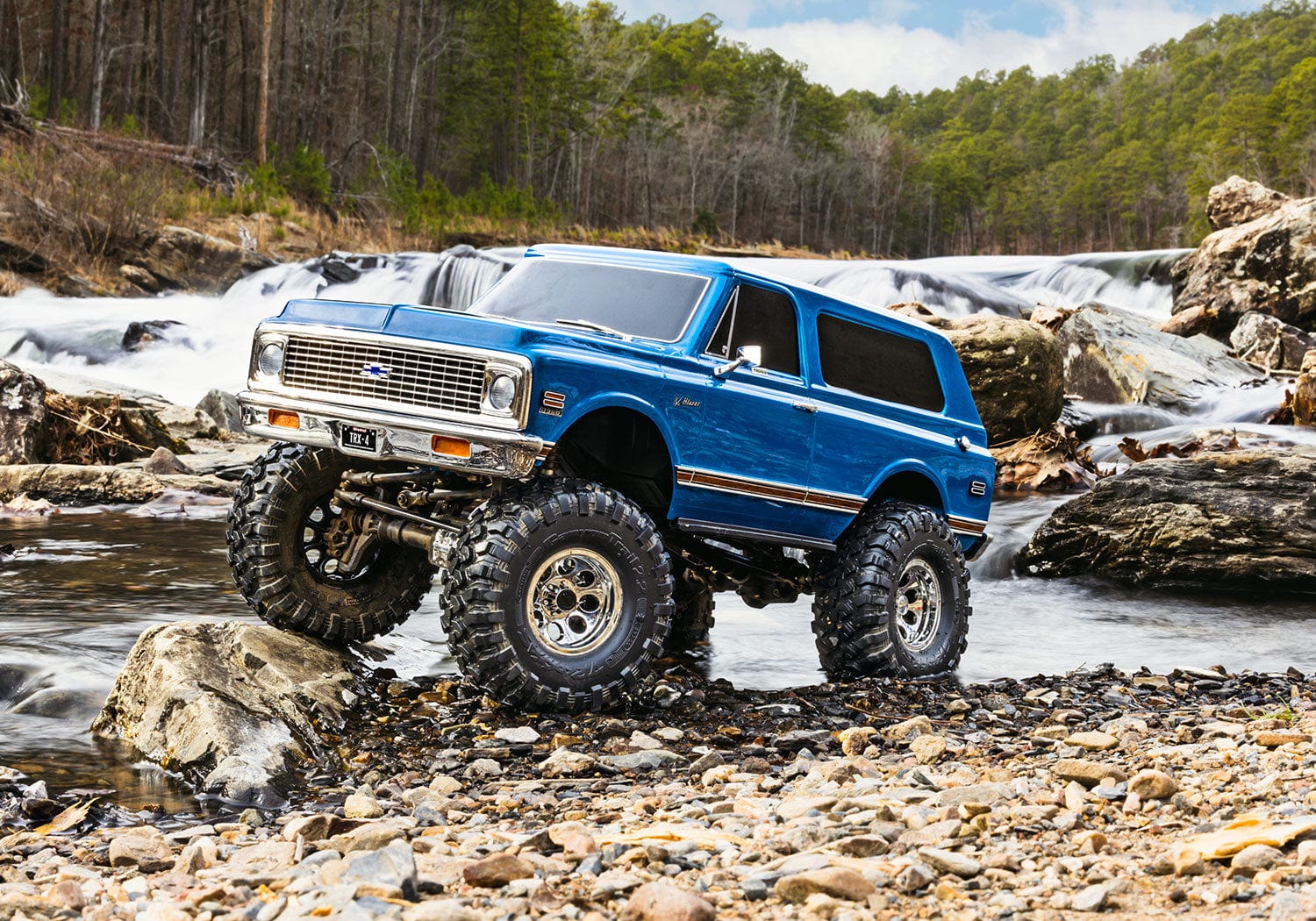 [Action] Traxxas K5 Blazer Combo - mavi gövde nehir yatağında