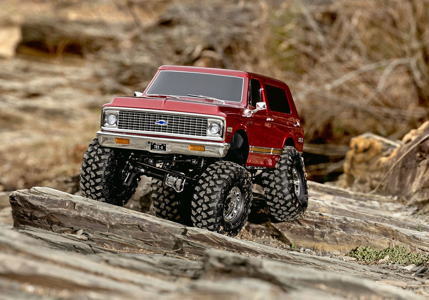 [Action] Traxxas K5 Blazer Combo - kırmızı gövde kütük ve kaya üzerinde