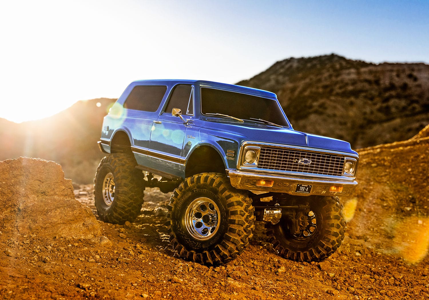 [Action] Traxxas K5 Blazer Combo - mavi gövde gün batımı arazide