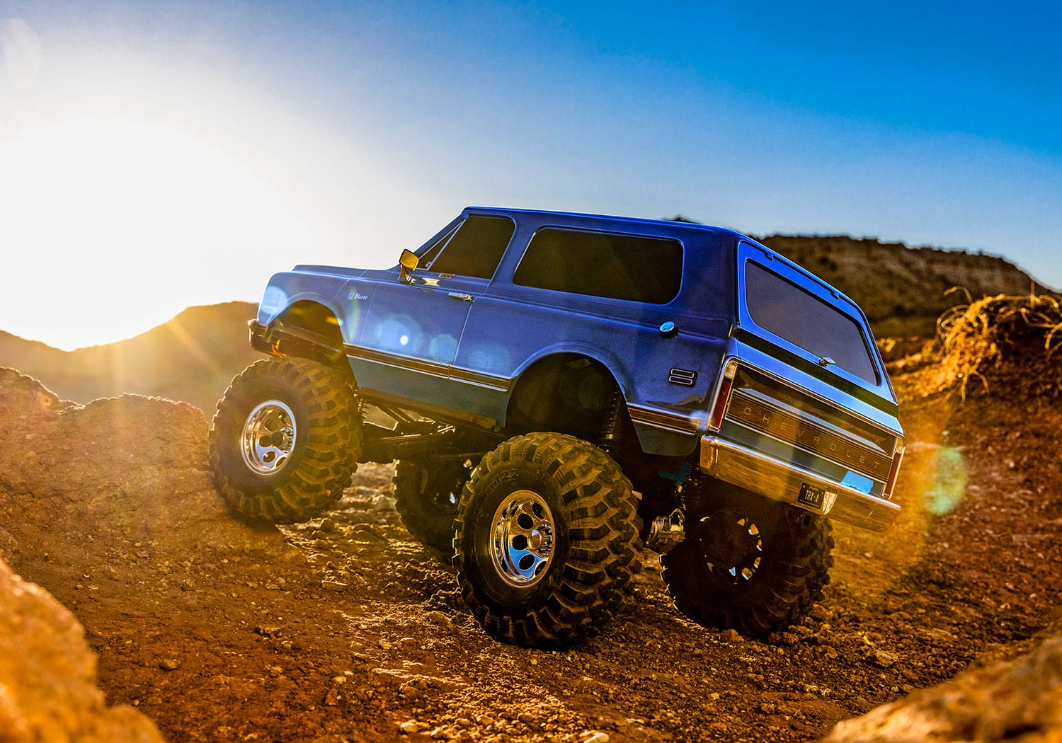 [Action] Traxxas K5 Blazer Combo - mavi gövde arazide arka açı