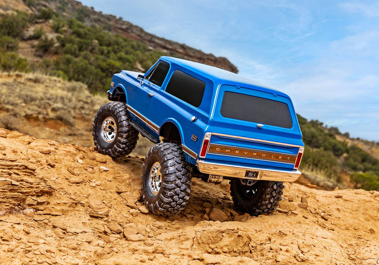 [Action] Traxxas K5 Blazer Combo - mavi gövde kaya tırmanışı arkadan