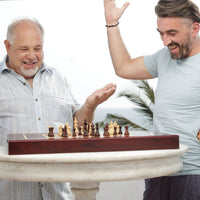 [Dış] Miko Grand Kingdom yapay zekalı satranç tahtası — iki yetişkin bahçede satranç oynarken