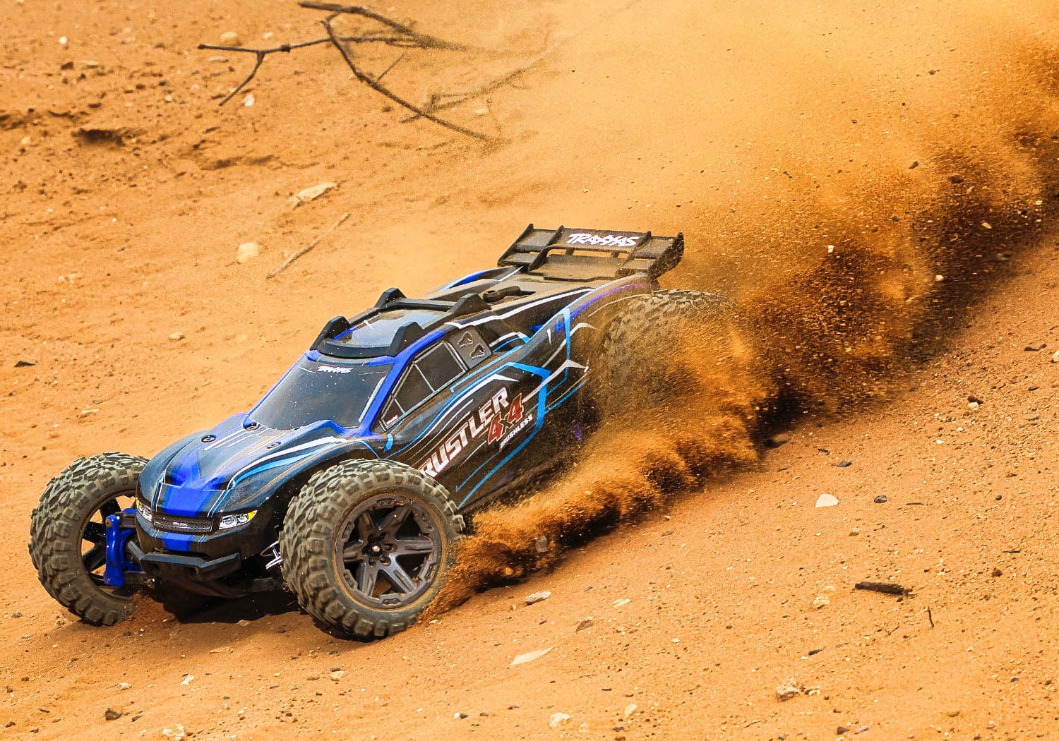 [Action] Traxxas Rustler Combo - mavi araç kırmızı toprakta toz savururken