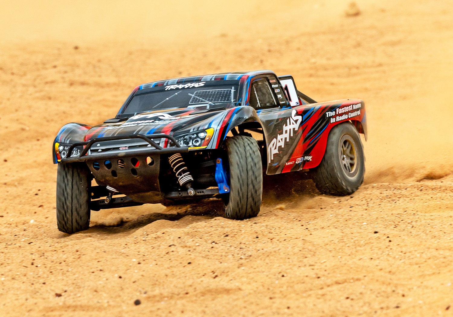 [Action] Traxxas Slash 4x4 Combo - kumlu arazide süren mavi-kırmızı short course