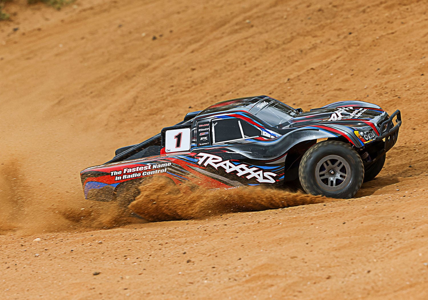 [Action] Traxxas Slash 4x4 Combo - toprak pistte savrulan mavi-kırmızı short course