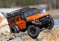 [Action] Traxxas TRX-4M Defender - mavi araç toprak oyukta ilerlerken
