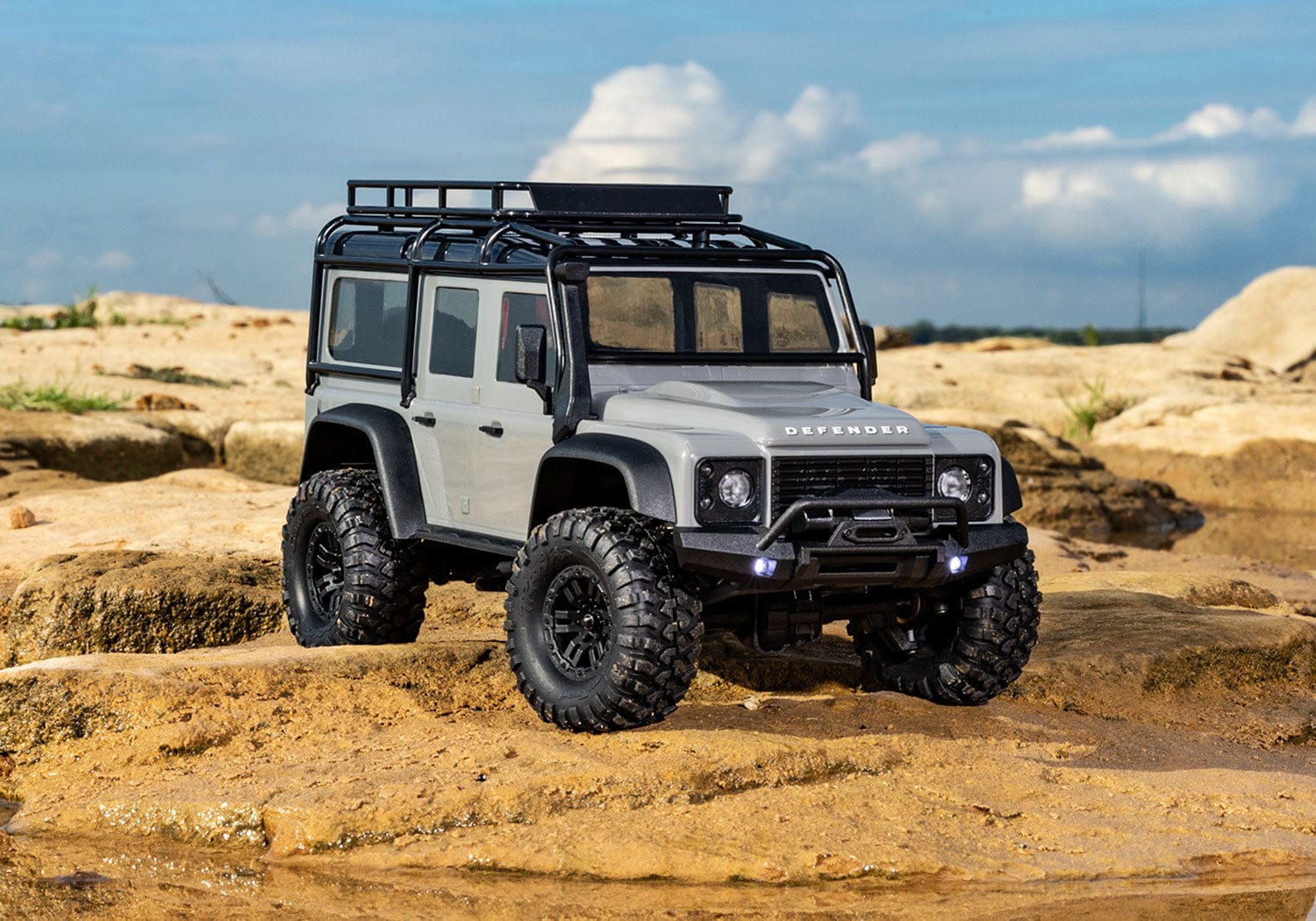 [Action] Traxxas TRX-4M Defender - gümüş araç kayalık zeminde gökyüzü fonunda