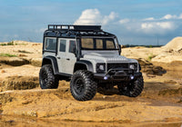 [Action] Traxxas TRX-4M Defender - gümüş araç kayalık zeminde gökyüzü fonunda