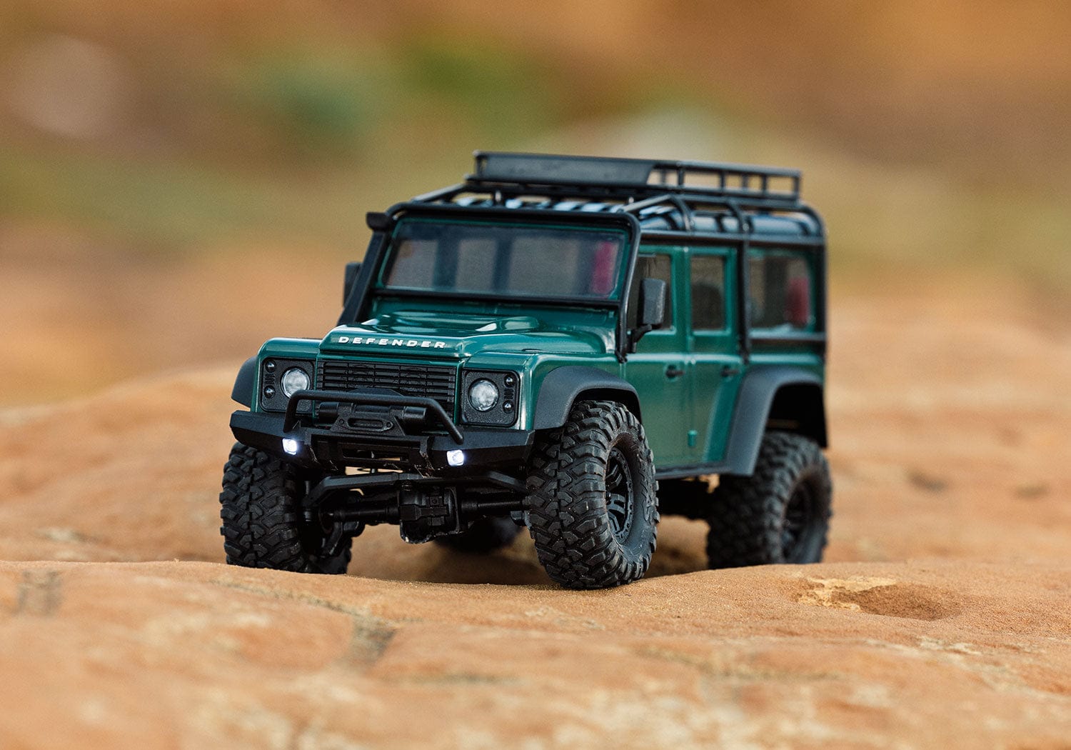 [Action] Traxxas TRX-4M Defender - yeşil araç kayalık arazide tırmanışta