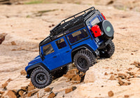 [Action] Traxxas TRX-4M Defender - mavi araç eğimli kaya üzerinde