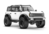 [Dış] Traxxas TRX-4M Bronco - beyaz araç ön çaprazdan stüdyo görünümü