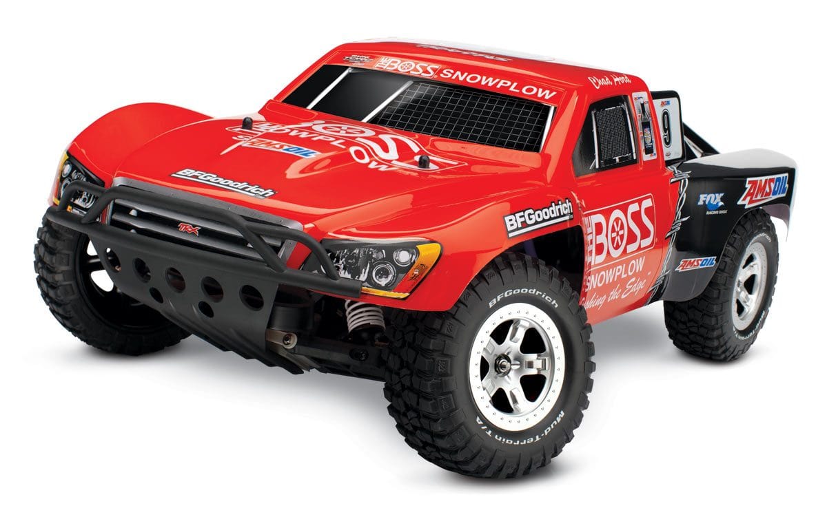 [Dış] Traxxas Nitro Slash - kırmızı BOSS Snowplow kaplamalı stüdyo önden çapraz görünüm