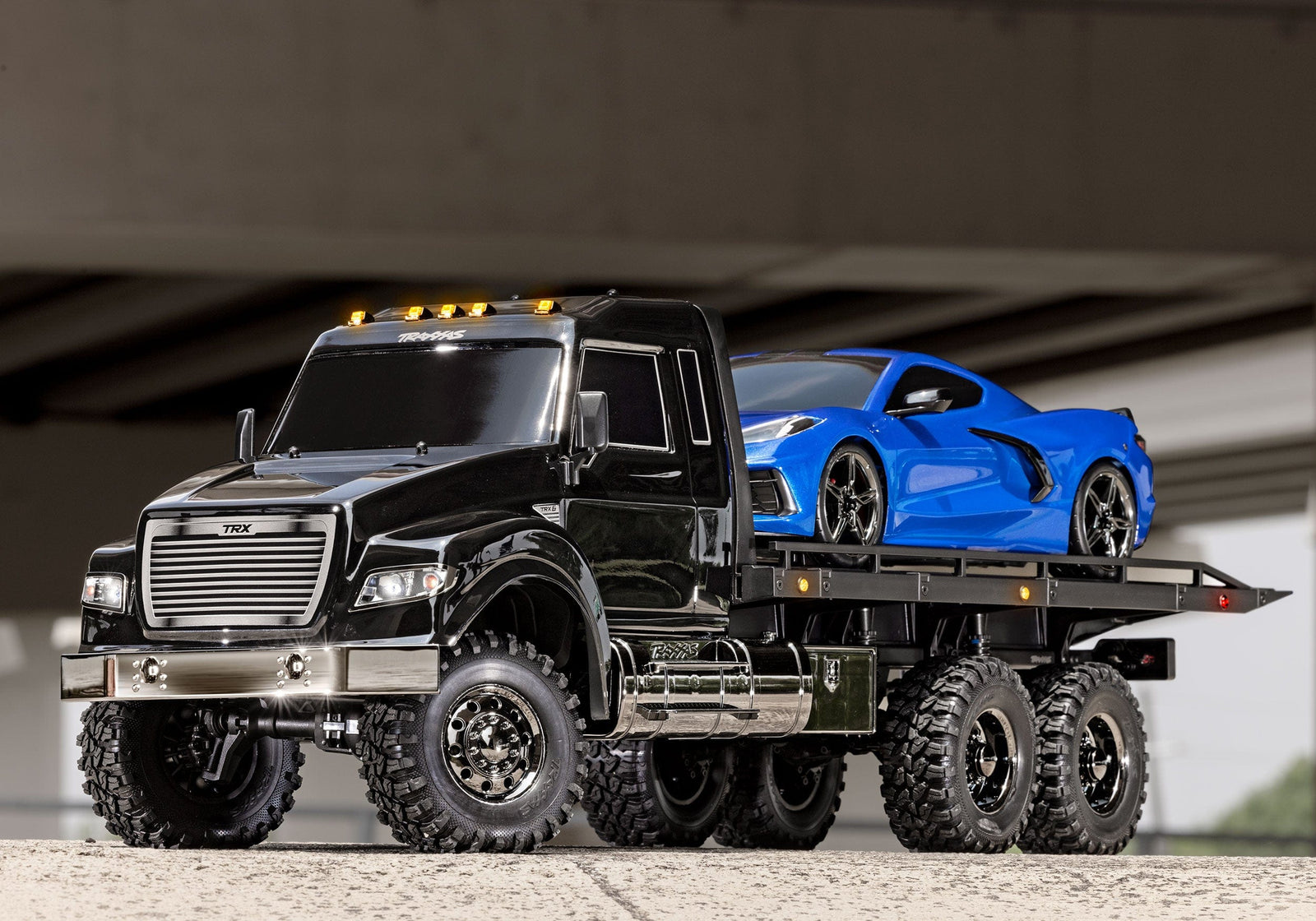 [Action] Traxxas TRX-6 Hauler - açık havada mavi Corvette taşırken, üst geçit altında