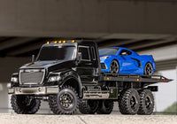 [Action] Traxxas TRX-6 Hauler - açık havada mavi Corvette taşırken, üst geçit altında