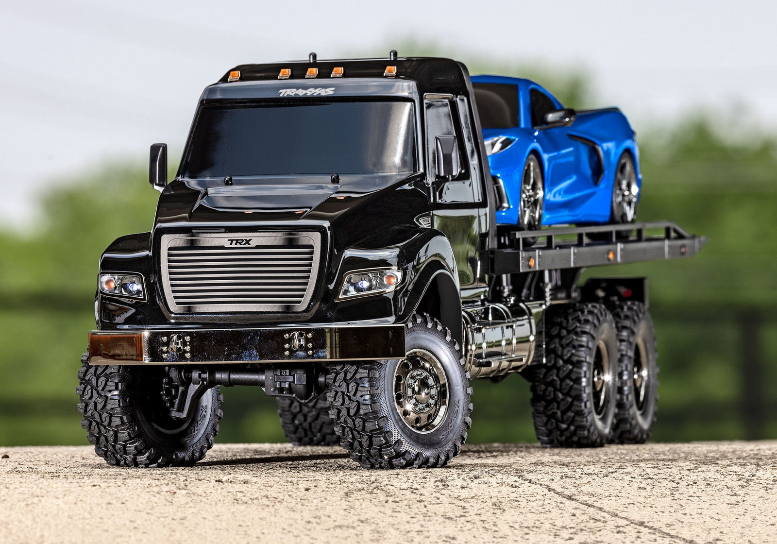 [Action] Traxxas TRX-6 Hauler - açık havada 3/4 önden, mavi Corvette yüklü yeşillik fonu