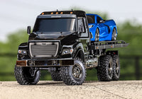 [Action] Traxxas TRX-6 Hauler - açık havada 3/4 önden, mavi Corvette yüklü yeşillik fonu